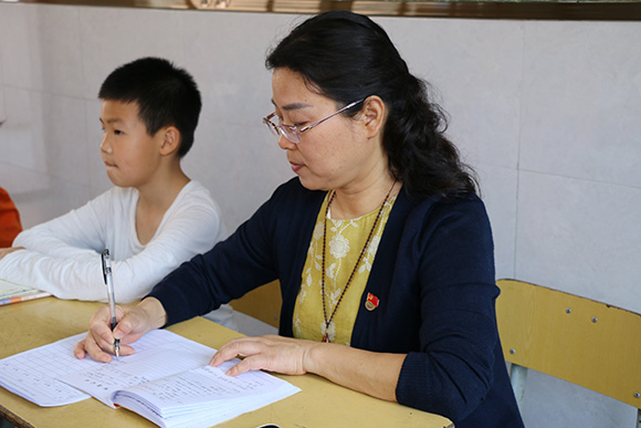 书记校长齐听课 勠力同心促“双减”——记赣州市铁路小学书记校长听课日活动