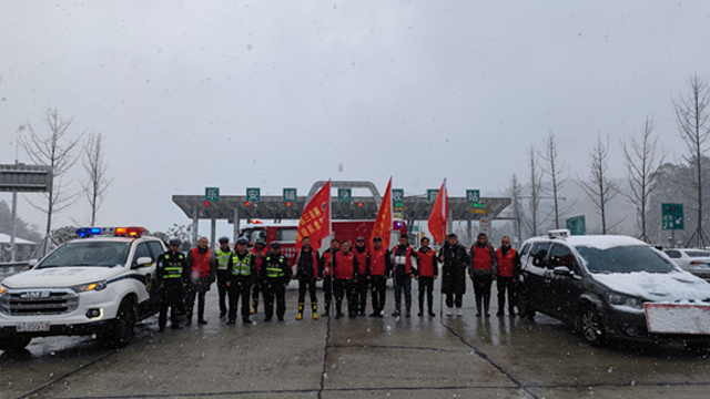 绥宁县乐安铺乡:党员干部齐出动  扫雪除冰显担当