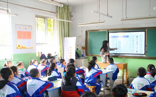 小学生体验购物之旅 寓教于乐中学习财商知识